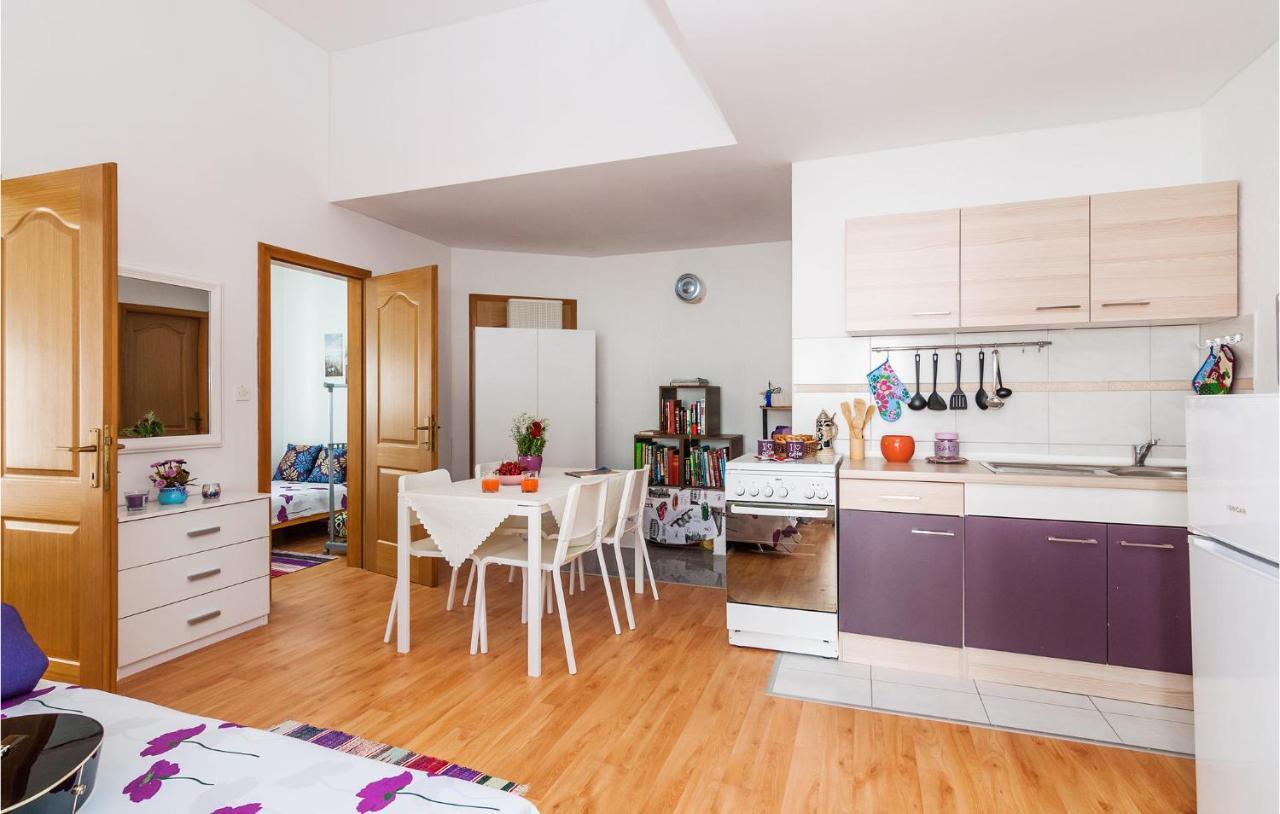 Nice Apartment In Vinjerac With Kitchen Kültér fotó